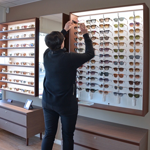 Top Vision Instore CARRÉ ALUMINA Brillen-Wanddisplay gesichert